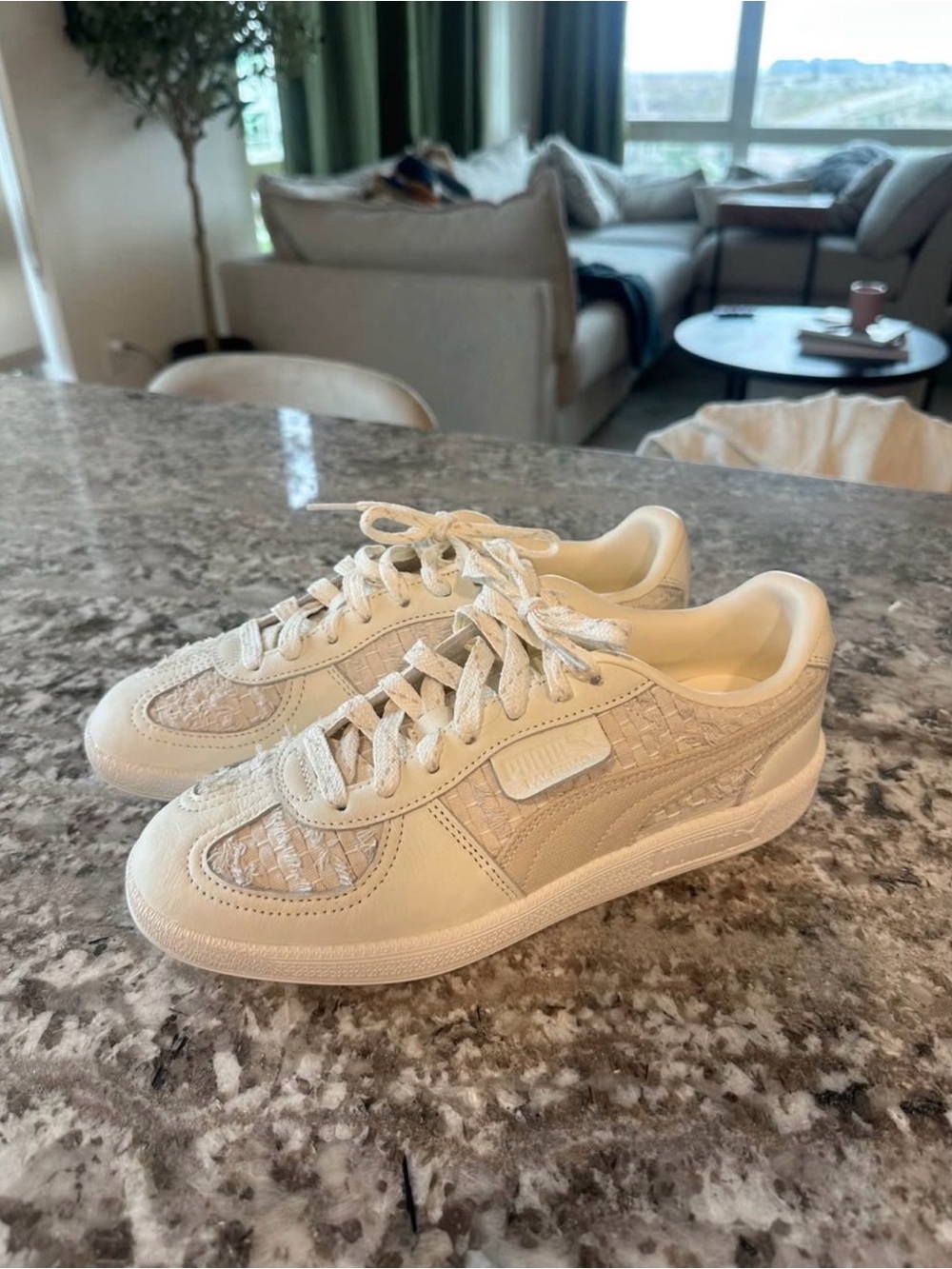 Womenโs Pums Palermo sneakers - 8.5 - white textured - NEW!!!